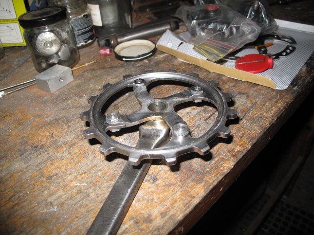 Reduced height on the chainring bolt